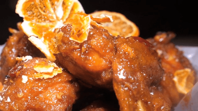 감귤이 토핑된 매콤한 치킨