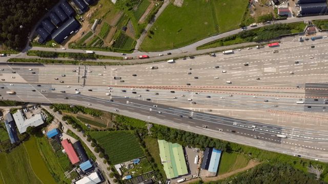 차량이 많은 고속도로의 항공 뷰