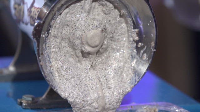 들깨를 갈아주는 기계