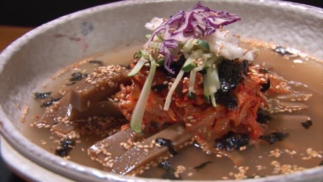 채소와 육수가 푸짐한 묵사발이 담긴 그릇