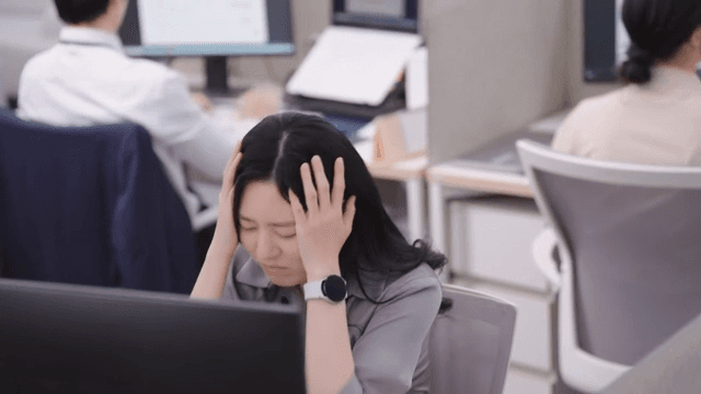 책상에서 스트레스를 받는 직장인