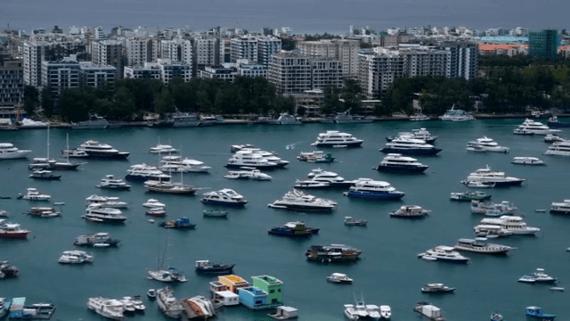 고층 건물과 요트가 있는 해안 도시