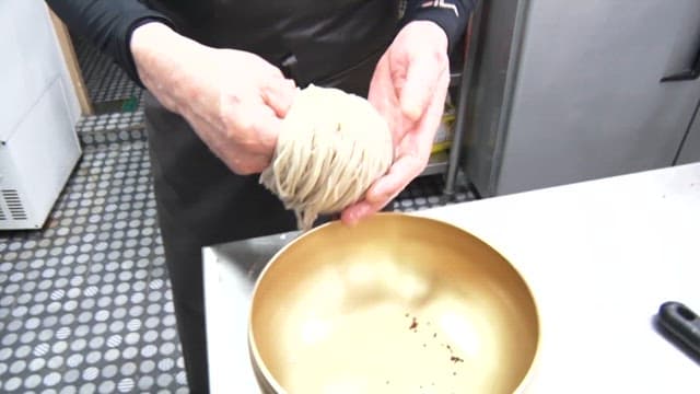 냉면을 위해 유기그릇에 가지런히 놓아지는 면