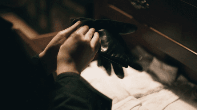 서랍에서 장갑을 꺼내 끼는 사람