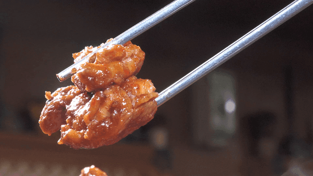 젓가락으로 집은 매운 닭갈비