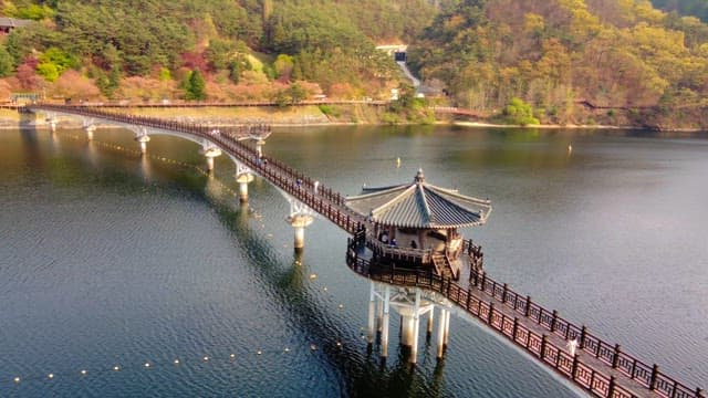 고요한 강 위의 경치 좋은 다리