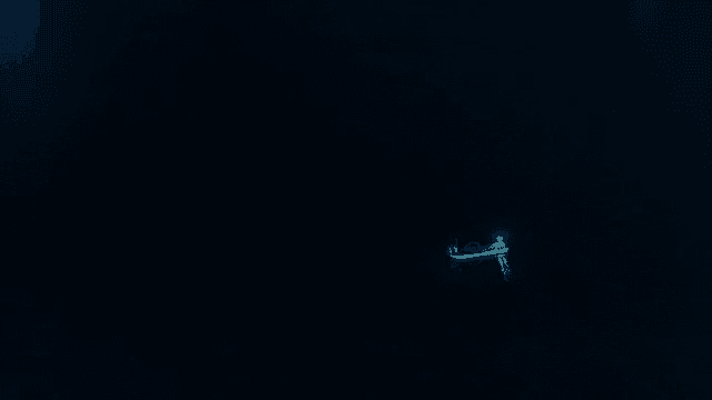 어두운 바다 위에 빛나는 외로운 배