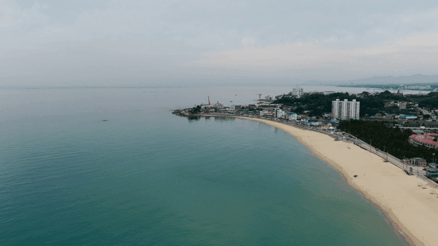 해안 마을이 보이는 고요한 해변
