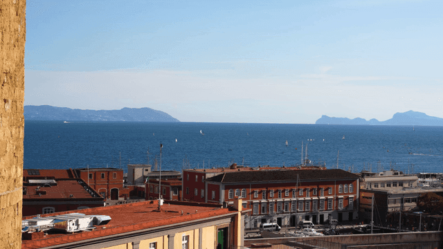 멀리 섬이 보이는 해안 마을 풍경