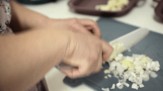 도마 위에서 양파를 써는 모습