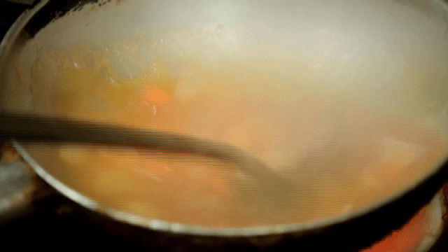 뜨거운 웍에서 야채와 함께 소스를 만드는 모습