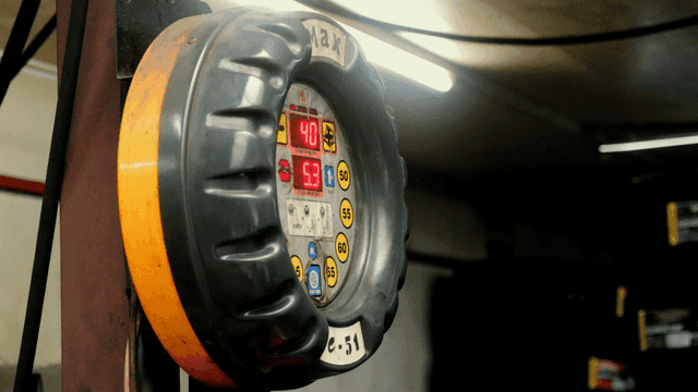 작업장의 타이어 압력 게이지