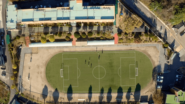 학교 축구장에서 축구를 하는 모습