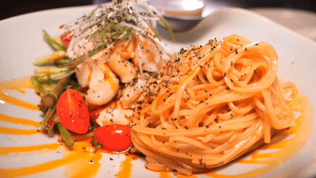 Fresh salad and tomato pasta