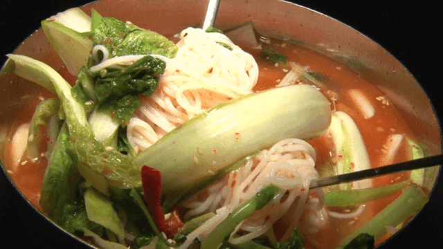 젓가락으로 젓는 열무국수