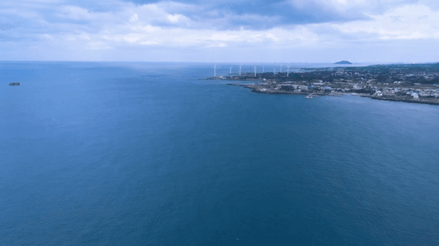 멀리 보이는 섬과 넓은 바다