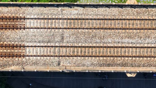 주변 녹지가 있는 철도 선로