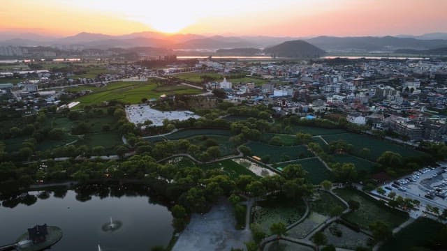 해질녘 공원이 보이는 경치 좋은 마을