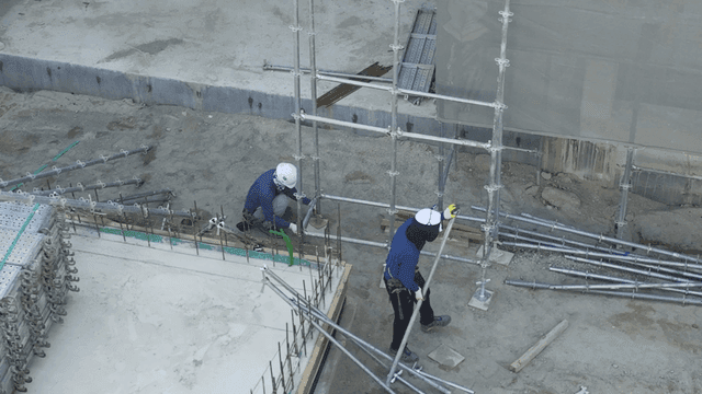 비계를 조립하는 건설 작업자들