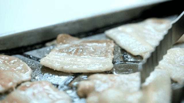뜨거운 철판 위에서 삼겹살 굽기