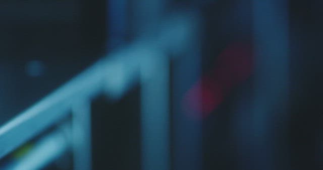 어두운 방의 테이블 위에 올려진 돈뭉치와 월급 봉투