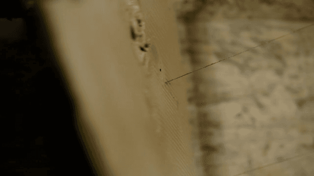 잘린 후 컨베이어 벨트에서 이동하는 점토