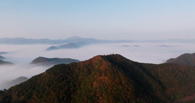 새벽 안개 낀 산봉우리