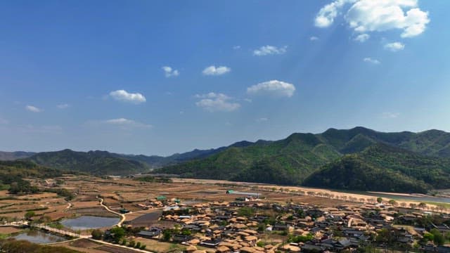 산으로 둘러싸인 전통 마을