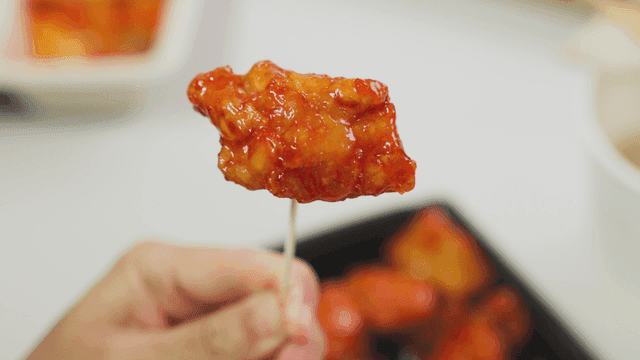 막대에 꽂힌 매운 닭강정