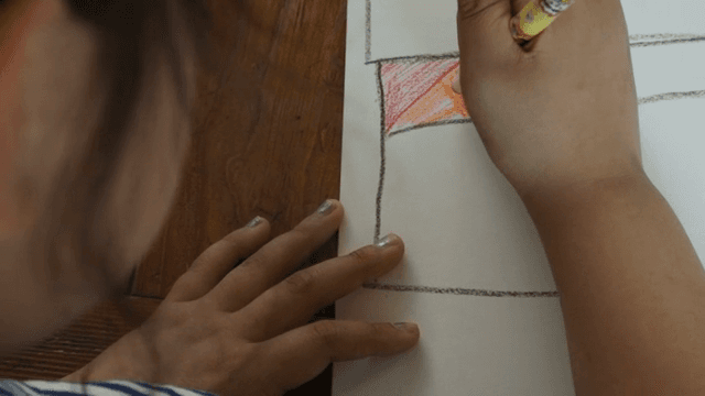 색연필로 그림을 그리는 아이