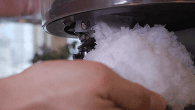 기계로 빙수를 준비하는 모습