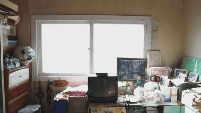 오래된 티비와 장식이 있는 아늑한 방