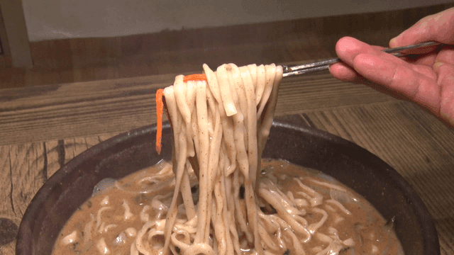 진한 국물의 한국식 칼국수