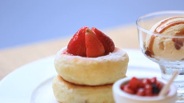 먹음직스럽게 플레이팅된 호떡을 칼로 자르는 모습