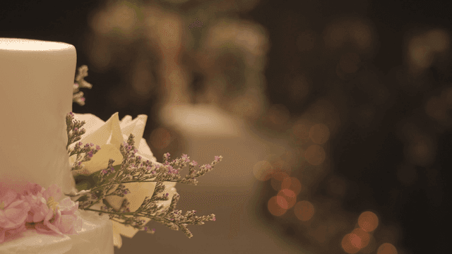 아름답게 장식된 웨딩 케이크