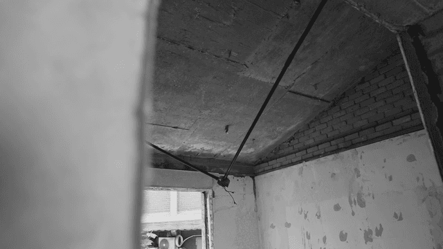 벽돌이 드러난 버려진 건물