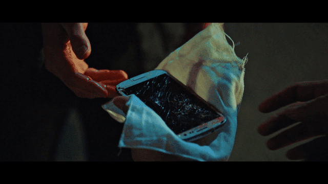 손에 들린 깨진 스마트폰