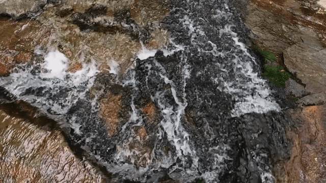 바위 위로 흐르는 고요한 시냇물