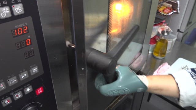 오븐에서 꺼내는 다 익은 조개