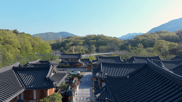 산이 보이는 평화로운 한옥 마을