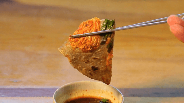 메밀전이 소스에 찍히는 모습