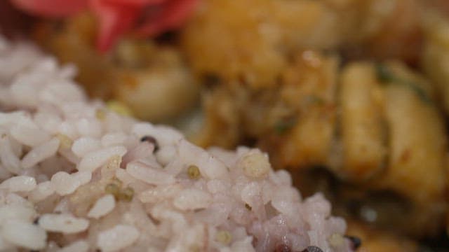 초생강이 곁들여진 먹음직스러운 붕장어 덮밥