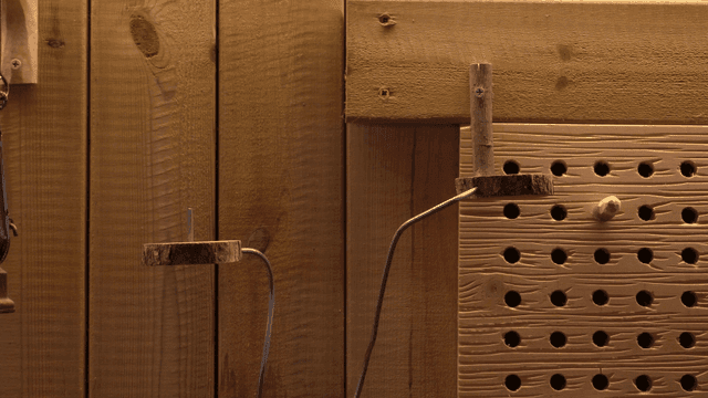 금속 막대와 구멍이 있는 작업실 나무 판