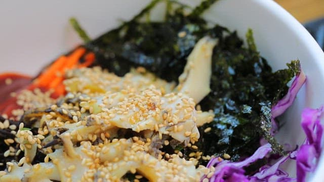 신선한 채소와 전복이 들어간 한국 비빔밥