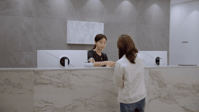 프론트에서 손님을 응대하는 직원