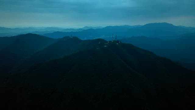 구름 낀 하늘 아래 광활한 산맥