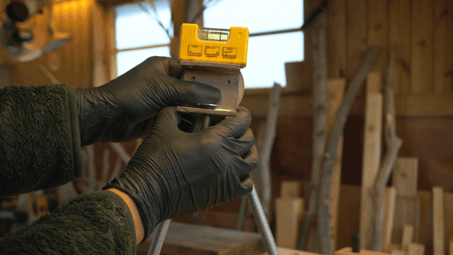 작업장에서 브래킷의 수평을 조정하는 손