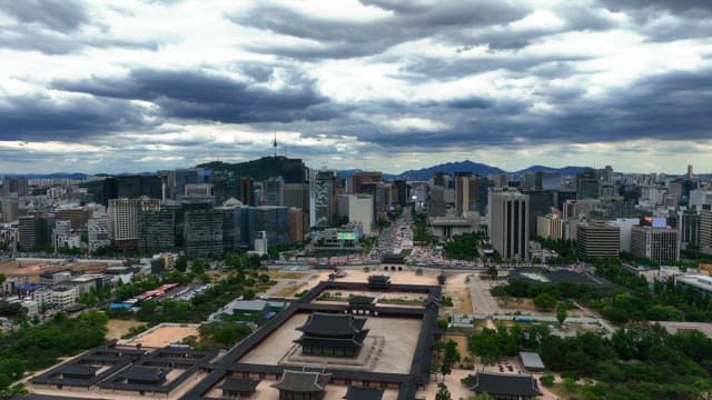 역사적인 궁전이 있는 번화한 도시 풍경