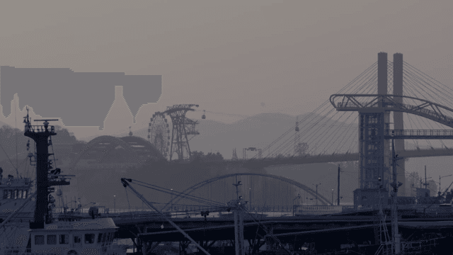 다리와 관람차가 보이는 항구의 풍경