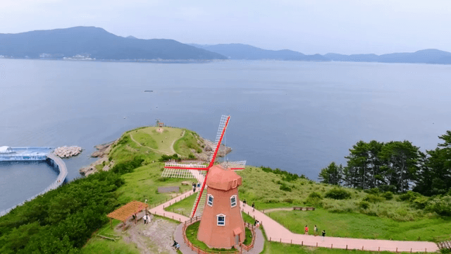 풍차가 있는 해안의 경치